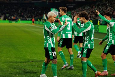 Cucho Hernandez ve Abdessamad Ezzalzouli Ez Abde, Real Betis Balompie ve FC Utrecht (Maciej Rogowski / Ball Raw Images) takımları arasındaki UEFA Avrupa Ligi maçında gol attıktan sonra kutlama yaparken görüldü.)