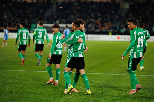 Antony ve Abdessamad Ezzalzouli Ez Abde, Real Betis Balompie ve FC Utrecht (Maciej Rogowski / Ball Raw Images) takımları arasındaki UEFA Avrupa Ligi maçında gol attıktan sonra kutlama yaparken görüldü.)