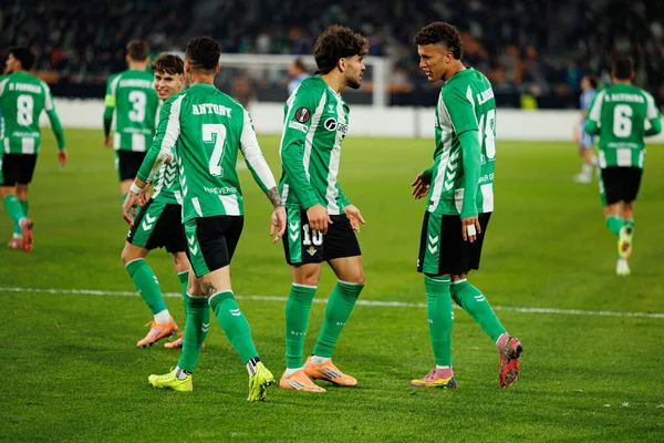  Abdessamad Ezzalzouli Ez Abde ve Nelson Deossa, Real Betis Balompie ve FC Utrecht (Maciej Rogowski / Ball Raw Images) takımları arasında oynanan UEFA Avrupa Ligi maçında gol attıktan sonra kutlama yaparken görüldü.)