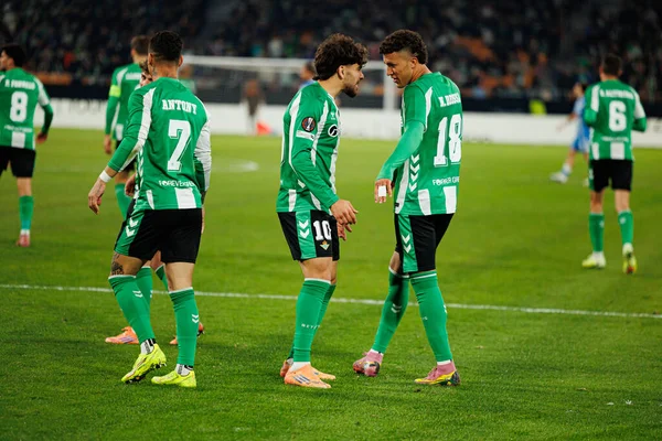  Abdessamad Ezzalzouli Ez Abde ve Nelson Deossa, Real Betis Balompie ve FC Utrecht (Maciej Rogowski / Ball Raw Images) takımları arasında oynanan UEFA Avrupa Ligi maçında gol attıktan sonra kutlama yaparken görüldü.)