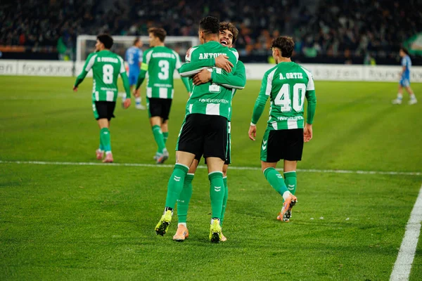 Antony ve Abdessamad Ezzalzouli Ez Abde, Real Betis Balompie ve FC Utrecht (Maciej Rogowski / Ball Raw Images) takımları arasındaki UEFA Avrupa Ligi maçında gol attıktan sonra kutlama yaparken görüldü.)