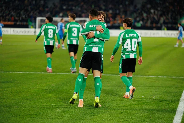 Antony ve Abdessamad Ezzalzouli Ez Abde, Real Betis Balompie ve FC Utrecht (Maciej Rogowski / Ball Raw Images) takımları arasındaki UEFA Avrupa Ligi maçında gol attıktan sonra kutlama yaparken görüldü.)