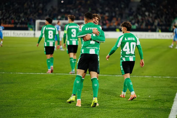 Antony ve Abdessamad Ezzalzouli Ez Abde, Real Betis Balompie ve FC Utrecht (Maciej Rogowski / Ball Raw Images) takımları arasındaki UEFA Avrupa Ligi maçında gol attıktan sonra kutlama yaparken görüldü.)