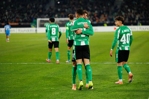 Antony ve Abdessamad Ezzalzouli Ez Abde, Real Betis Balompie ve FC Utrecht (Maciej Rogowski / Ball Raw Images) takımları arasındaki UEFA Avrupa Ligi maçında gol attıktan sonra kutlama yaparken görüldü.)