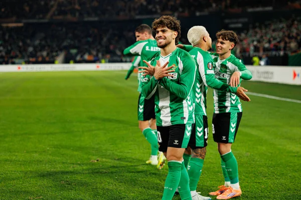 Abdessamad Ezzalzouli Ez Abde, Real Betis Balompie ve FC Utrecht (Maciej Rogowski / Ball Raw Images) takımları arasındaki UEFA Avrupa Ligi maçında gol attıktan sonra kutlama yaparken görüldü.)