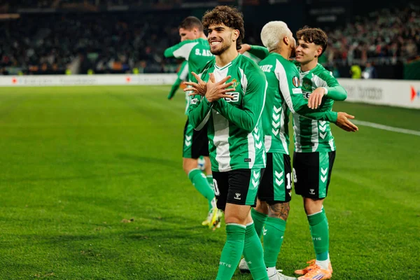 Abdessamad Ezzalzouli Ez Abde, Real Betis Balompie ve FC Utrecht (Maciej Rogowski / Ball Raw Images) takımları arasındaki UEFA Avrupa Ligi maçında gol attıktan sonra kutlama yaparken görüldü.)