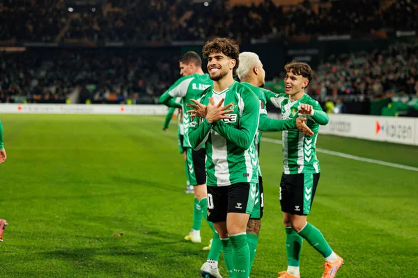 Abdessamad Ezzalzouli Ez Abde, Real Betis Balompie ve FC Utrecht (Maciej Rogowski / Ball Raw Images) takımları arasındaki UEFA Avrupa Ligi maçında gol attıktan sonra kutlama yaparken görüldü.)