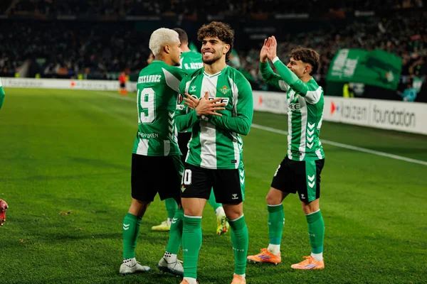 Abdessamad Ezzalzouli Ez Abde, Real Betis Balompie ve FC Utrecht (Maciej Rogowski / Ball Raw Images) takımları arasındaki UEFA Avrupa Ligi maçında gol attıktan sonra kutlama yaparken görüldü.)