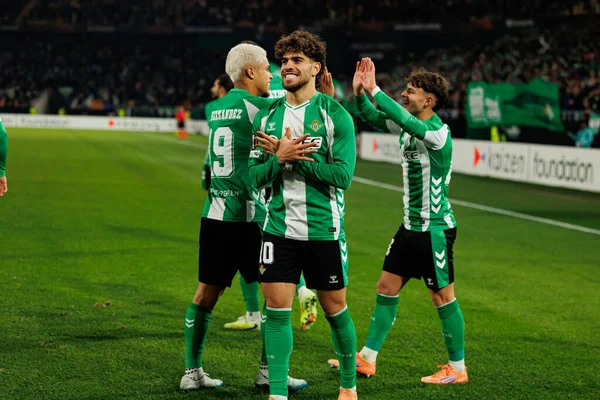 Abdessamad Ezzalzouli Ez Abde, Real Betis Balompie ve FC Utrecht (Maciej Rogowski / Ball Raw Images) takımları arasındaki UEFA Avrupa Ligi maçında gol attıktan sonra kutlama yaparken görüldü.)