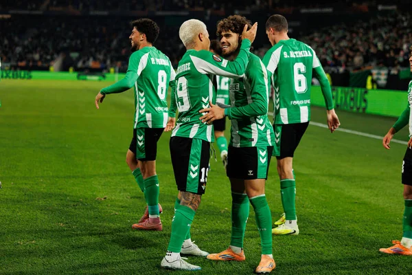 Cucho Hernandez ve Abdessamad Ezzalzouli Ez Abde, Real Betis Balompie ve FC Utrecht (Maciej Rogowski / Ball Raw Images) takımları arasındaki UEFA Avrupa Ligi maçında gol attıktan sonra kutlama yaparken görüldü.)