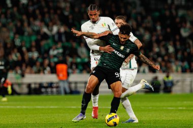 Luis Suarez ve Otavio, Liga Portekiz maçı sırasında Estadio Jose Alvalade 'de (Maciej Rogowski / Ball Raw Images) Sporting CP ve CF Estrela Amadora takımları arasında görüldü.)
