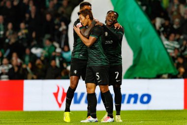 Matheus Reis, Hidemasa Morita ve Geovany Quenda, Estadio Jose Alvalade 'de (Maciej Rogowski / Ball Raw Images) Sporting CP ve CF Estrela Amadora takımları arasında oynanan Liga Portekiz maçında gol attıktan sonra kutlama yaparken görüldü.)