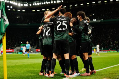 Sporcu Oyuncuları, Estadio Jose Alvalade 'deki (Maciej Rogowski / Ball Raw Images) Sporting CP ve CF Estrela Amadora takımları arasında oynanan Liga Portekiz maçı sırasında Eduardo Quaresma' dan gol üstüne gol atarken görüldü.)