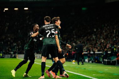 Sporcu Oyuncuları, Estadio Jose Alvalade 'deki (Maciej Rogowski / Ball Raw Images) Sporting CP ve CF Estrela Amadora takımları arasında oynanan Liga Portekiz maçı sırasında Eduardo Quaresma' dan gol üstüne gol atarken görüldü.)