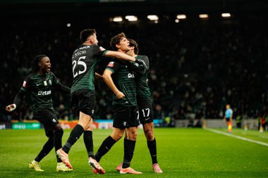 Sporcu Oyuncuları, Estadio Jose Alvalade 'deki (Maciej Rogowski / Ball Raw Images) Sporting CP ve CF Estrela Amadora takımları arasında oynanan Liga Portekiz maçı sırasında Eduardo Quaresma' dan gol üstüne gol atarken görüldü.)