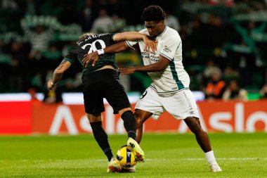 Maximiliano Araujo ve Abraham Marcus, Liga Portekiz maçı sırasında Estadio Jose Alvalade 'de (Maciej Rogowski / Ball Raw Images) Sporting CP ve CF Estrela Amadora takımları arasında görüldü.)