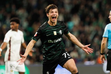   Eduardo Quaresma, Estadio Jose Alvalade 'de (Maciej Rogowski / Ball Raw Images) oynayan Sporting CP ve CF Estrela Amadora takımları arasında oynanan Liga Portekiz maçında gol attıktan sonra kutlama yaparken görülüyor.)