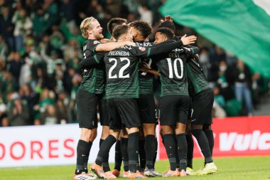    Sporcular, Liga Portekiz maçında Estadio Jose Alvalade (Maciej Rogowski / Ball Raw Images) takımları arasında attıkları golü kutlarken görülüyor.)