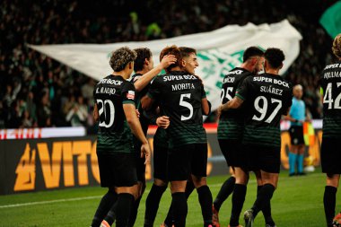 Sporcu Oyuncuları, Liga Portekiz maçı sırasında Estadio Jose Alvalade 'de (Maciej Rogowski / Ball Raw Images) Sporting CP ve CF Estrela Amadora takımları arasında Ivan Fresneda' dan gol üstüne gol atarken görüldü.)