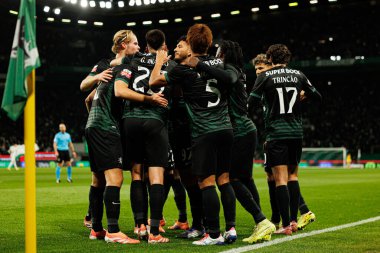 Sporcu Oyuncuları, Estadio Jose Alvalade 'deki (Maciej Rogowski / Ball Raw Images) Sporting CP ve CF Estrela Amadora takımları arasında oynanan Liga Portekiz maçı sırasında Eduardo Quaresma' dan gol üstüne gol atarken görüldü.)