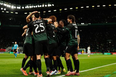 Sporcu Oyuncuları, Estadio Jose Alvalade 'deki (Maciej Rogowski / Ball Raw Images) Sporting CP ve CF Estrela Amadora takımları arasında oynanan Liga Portekiz maçı sırasında Eduardo Quaresma' dan gol üstüne gol atarken görüldü.)