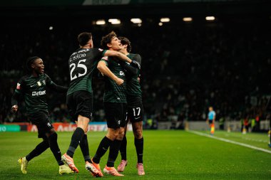 Sporcu Oyuncuları, Estadio Jose Alvalade 'deki (Maciej Rogowski / Ball Raw Images) Sporting CP ve CF Estrela Amadora takımları arasında oynanan Liga Portekiz maçı sırasında Eduardo Quaresma' dan gol üstüne gol atarken görüldü.)