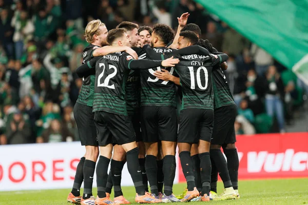    Sporcular, Liga Portekiz maçında Estadio Jose Alvalade (Maciej Rogowski / Ball Raw Images) takımları arasında attıkları golü kutlarken görülüyor.)
