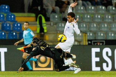 Sebastian Perez ve Figueiredo, Liga Portekiz maçı sırasında Estadio Municipal Rio Maior 'daki Casa Pia ve FC Alverca takımları arasında görüldü (Maciej Rogowski / Ball Raw Images)