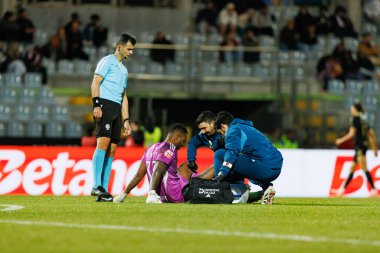 Ricardo Baixinho, Ricardo Batista ve sağlık ekibi Liga Portekiz maçı sırasında Estadio Belediyesi Rio Maior 'daki Casa Pia ve FC Alverca takımları arasında görüldü (Maciej Rogowski / Ball Raw Images)