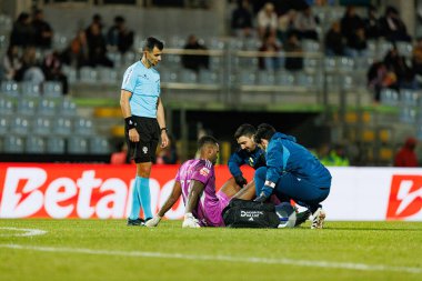 Ricardo Baixinho, Ricardo Batista ve sağlık ekibi Liga Portekiz maçı sırasında Estadio Belediyesi Rio Maior 'daki Casa Pia ve FC Alverca takımları arasında görüldü (Maciej Rogowski / Ball Raw Images)