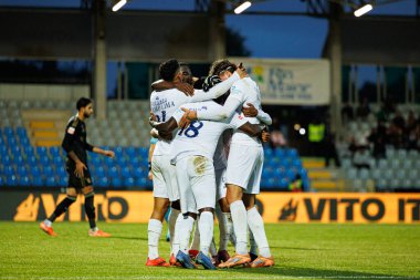 Alverca oyuncuları, Estadio Municipal Rio Maior 'daki (Maciej Rogowski / Ball Raw Images) Casa Pia ve FC Alverca takımları arasında oynanan Liga Portekiz maçında Lincoln' den gol üstüne gol atarken görüldü.)