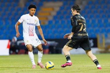 Francisco Chissumba ve Gaizka Larrazabal, Estadio Municipal Rio Maior 'daki Casa Pia ve FC Alverca takımları arasında oynanan Liga Portekiz maçı sırasında görüldü (Maciej Rogowski / Ball Raw Images))