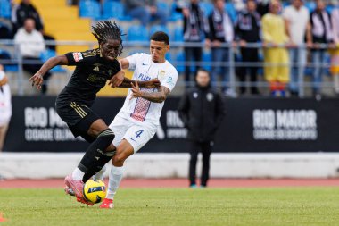 Kelian Nsona ve Kaiky Naves, Liga Portekiz maçı sırasında Estadio Municipal Rio Maior 'da Casa Pia ve FC Alverca takımları arasında görüldü (Maciej Rogowski / Ball Raw Images)