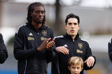 Kelian Nsona ve Gaizka Larrazabal, Estadio Municipal Rio Maior 'daki Casa Pia ve FC Alverca takımları arasında oynanan Liga Portekiz maçı sırasında görüldü (Maciej Rogowski / Ball Raw Images))