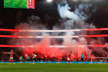 SL Benfica ve Sporting CP (Maciej Rogowski / Ball Raw Images) arasında oynanan Liga Portekiz maçında Benfica taraftarları görülüyor)