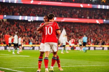 Georgiy Sudakov ve Leandro Barreiro, SL Benfica ile Sporting CP (Maciej Rogowski / Ball Raw Images) arasındaki Liga Portekiz maçında gol attıktan sonra kutlama yaparken görüldü.)