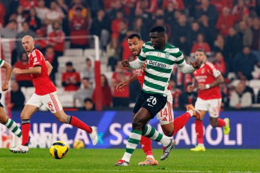 SL Benfica ile Sporting CP (Maciej Rogowski / Ball Raw Images) arasındaki Liga Portekiz maçında Vangelis Pavlidis ve Ousmane Diomande görüldü)