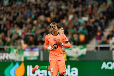 Lamine Yamal, Real Betis Balompie ve FC Barcelona (Maciej Rogowski / Ball Raw Images) takımları arasındaki LaLiga EA Sports maçında gol attıktan sonra kutlama yaparken görüldü.)