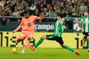 Marcus Rashford ve Marc Bartra, Real Betis Balompie ve FC Barcelona (Maciej Rogowski / Ball Raw Images) takımları arasında LaLiga EA Sports maçında görüldü.)