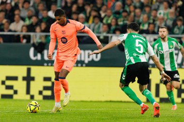 Marcus Rashford ve Marc Bartra, Real Betis Balompie ve FC Barcelona (Maciej Rogowski / Ball Raw Images) takımları arasında LaLiga EA Sports maçında görüldü.)