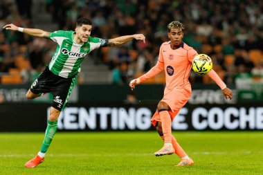 Marc Bartra ve Lamine Yamal, Real Betis Balompie ve FC Barcelona (Maciej Rogowski / Ball Raw Images) takımları arasında LaLiga EA Sports maçında görüldü.)