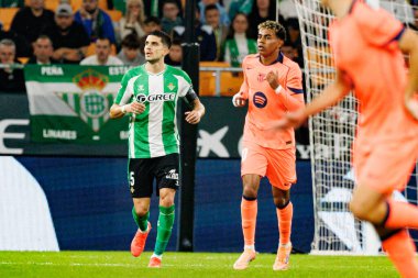 Marc Bartra ve Lamine Yamal, Real Betis Balompie ve FC Barcelona (Maciej Rogowski / Ball Raw Images) takımları arasında LaLiga EA Sports maçında görüldü.)