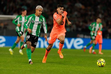 Cucho Hernandez ve Gerard Martin, Real Betis Balompie ve FC Barcelona (Maciej Rogowski / Ball Raw Images) takımları arasında LaLiga EA Sports maçında görüldü.)