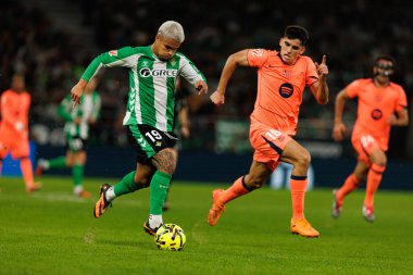 Cucho Hernandez ve Gerard Martin, Real Betis Balompie ve FC Barcelona (Maciej Rogowski / Ball Raw Images) takımları arasında LaLiga EA Sports maçında görüldü.)