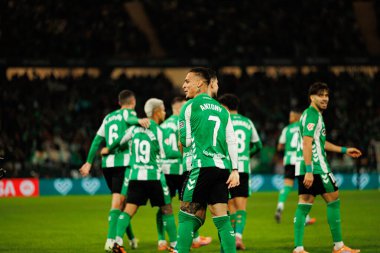 Antony ve Marc Bartra, Real Betis Balompie ve FC Barcelona (Maciej Rogowski / Ball Raw Images) takımları arasındaki LaLiga EA Sports maçında gol attıktan sonra kutlama yaparken görüldü.)