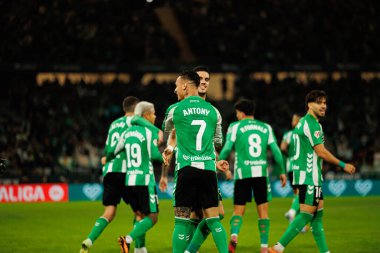 Antony ve Marc Bartra, Real Betis Balompie ve FC Barcelona (Maciej Rogowski / Ball Raw Images) takımları arasındaki LaLiga EA Sports maçında gol attıktan sonra kutlama yaparken görüldü.)