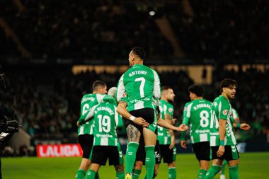 Antony ve Marc Bartra, Real Betis Balompie ve FC Barcelona (Maciej Rogowski / Ball Raw Images) takımları arasındaki LaLiga EA Sports maçında gol attıktan sonra kutlama yaparken görüldü.)