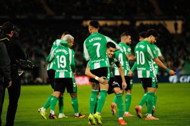 Antony ve Marc Bartra, Real Betis Balompie ve FC Barcelona (Maciej Rogowski / Ball Raw Images) takımları arasındaki LaLiga EA Sports maçında gol attıktan sonra kutlama yaparken görüldü.)