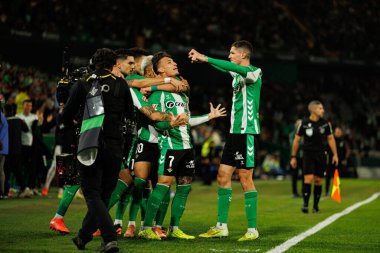 Real Betis 'in oyuncuları, Real Betis Balompie ve FC Barcelona (Maciej Rogowski / Ball Raw Images) takımları arasında LaLiga EA Sports maçında Antony' den gol üstüne gol atarken görüldü.)