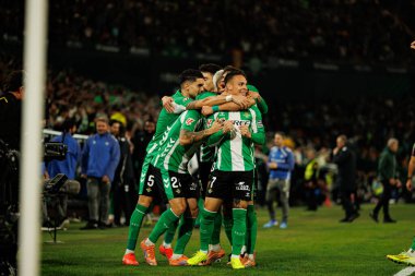 Real Betis 'in oyuncuları, Real Betis Balompie ve FC Barcelona (Maciej Rogowski / Ball Raw Images) takımları arasında LaLiga EA Sports maçında Antony' den gol üstüne gol atarken görüldü.)